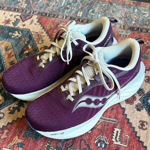 Saucony Triumph 22 Women's Plum and White Athletic Shoes